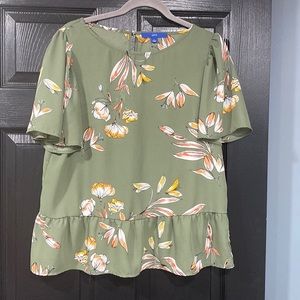 Woman’s APT 9 flowy top. Size large